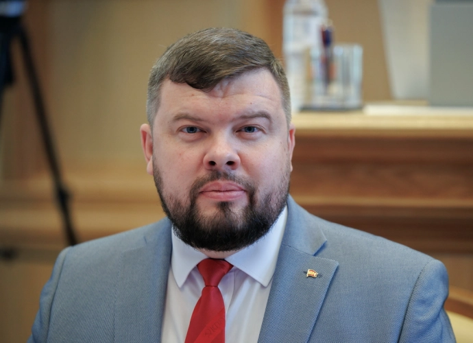 Артём Аминов поможет с ремонтом школы в посёлке Коммунистический Артём Аминов поможет с ремонтом школы в посёлке Коммунистический
