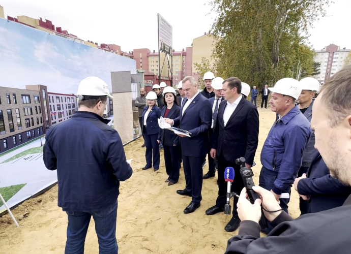 Руслан Кухарук проверил готовность стройплощадки к возведению новой школы в Советском Руслан Кухарук проверил готовность стройплощадки к возведению новой школы в Советском